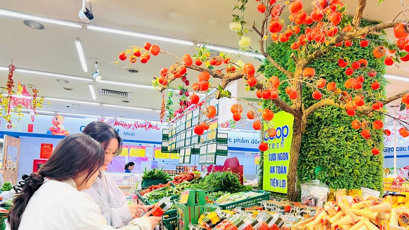 Hàng hoá Tết đã được Saigon Co.op giảm giá mạnh để hỗ trợ người dân mua sắm. 