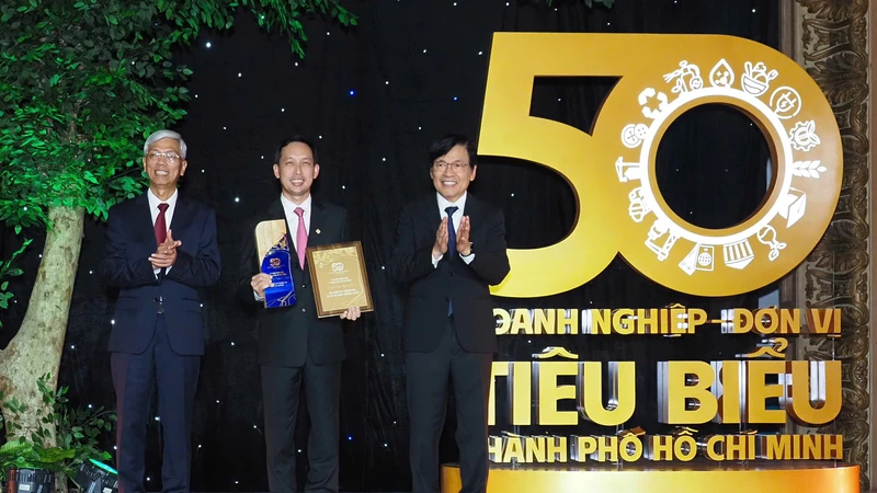 Ông Vũ Anh Khoa, Chủ tịch Hội đồng Quản trị Saigon Co.op nhận danh hiệu Doanh nghiệp tiêu biểu