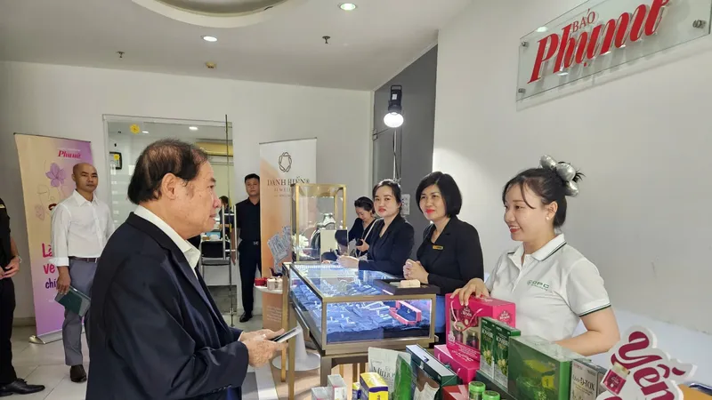 Sản phẩm của Công ty CP Dược phẩm OPC trưng bày tại toạ đàm