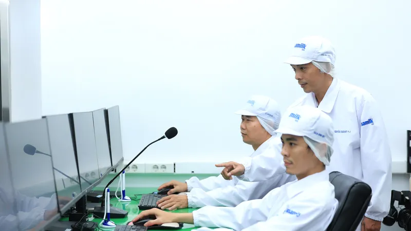 Hệ thống kiểm tra chất lượng sữa độ nhạy cao cho phép Vinamilk kiểm tra chất lượng sữa theo thời gian thực tại mọi điểm quan trọng. Ảnh: MINH ANH
