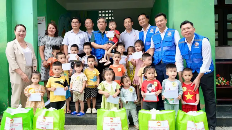 Lãnh đạo TPHCM và đại diện Saigon Co.op cùng đoàn đến thăm, hỗ trợ TP Huế sau thiên tai năm 2025 