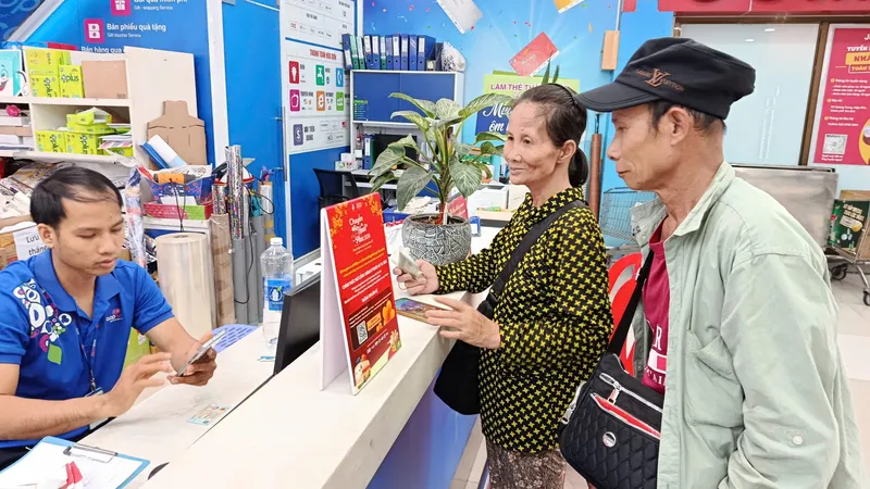 Khách hàng đăng ký chuyến xe hạnh phúc về quê dịp Tết Nguyên đán 2026 tại hệ thống siêu thị Co.opmart