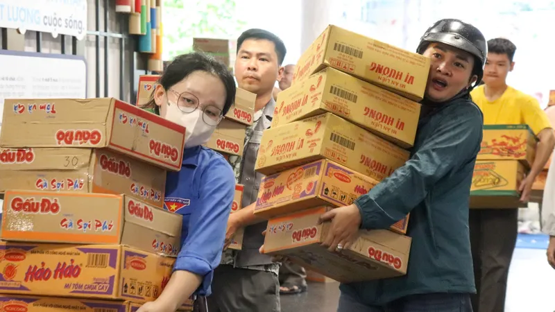 Tuổi trẻ TPHCM tiếp sức tỉnh Khánh Hòa khắc phục thiệt hại do mưa lũ