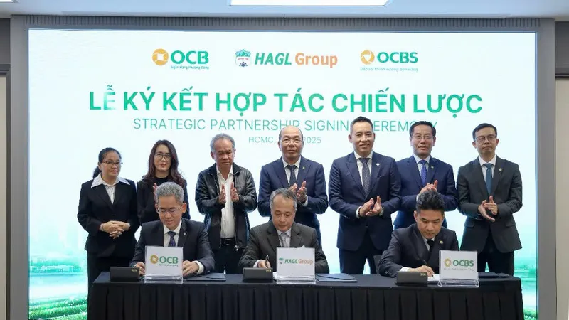 OCB, OCBS và HAGL ký kết hợp tác chiến lược thúc đẩy tài chính xanh ngày 25-11. Ảnh: NHUNG NGUYỄN