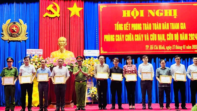 Thiếu tướng Nguyễn Thanh Hưởng, Phó Giám đốc Công an TPHCM trao giấy khen cho các tập thể, cá nhân có thành tích xuất sắc năm 2024