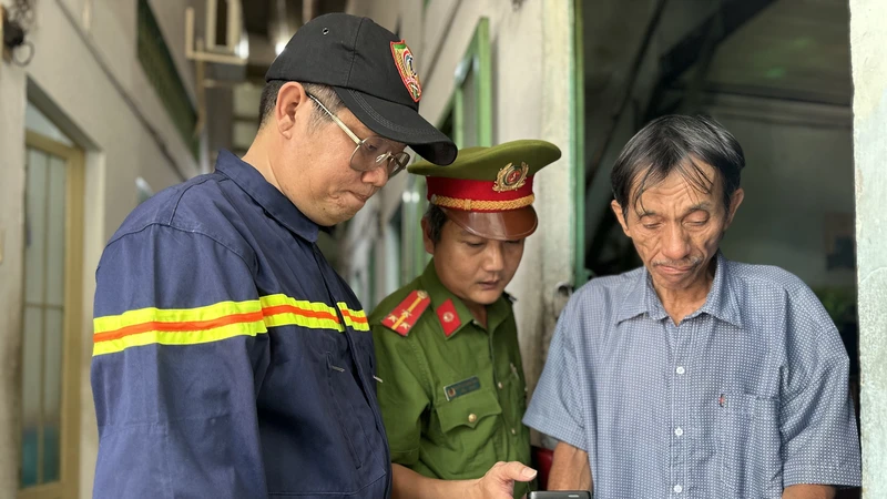 Cảnh sát PCCC tới tận phòng trọ tuyên truyền cho người dân 