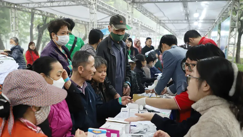 Đông đảo người dân được khám miễn phí tại sự kiện “Sống khỏe mỗi ngày - Vì một Việt Nam thật khỏe 2025” ngày 13-12 tại Hà Nội