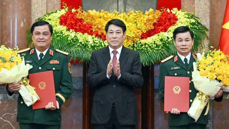 Chủ tịch nước Lương Cường trao quyết định thăng quân hàm Thượng tướng đối với 2 sĩ quan cấp cao Bộ Quốc phòng. Ảnh: VIẾT CHUNG