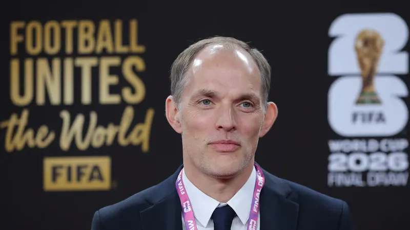 HLV Tuchel trong buổi lễ bốc thăm vòng bảng World Cup 2026