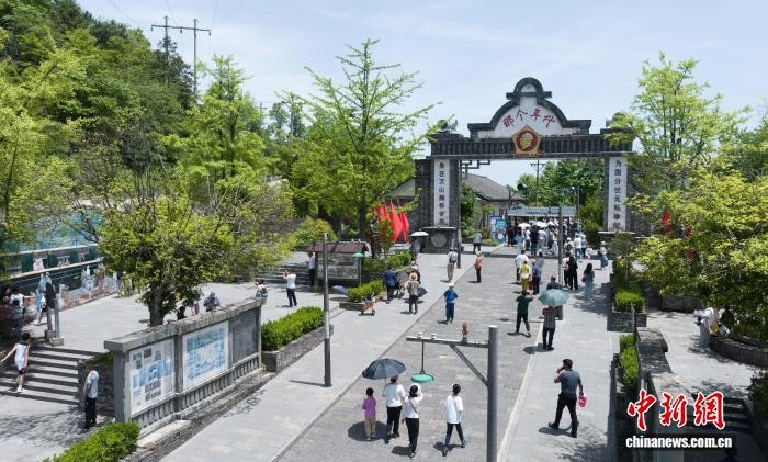 游客在贵州省铜仁市万山区朱砂古镇游玩。