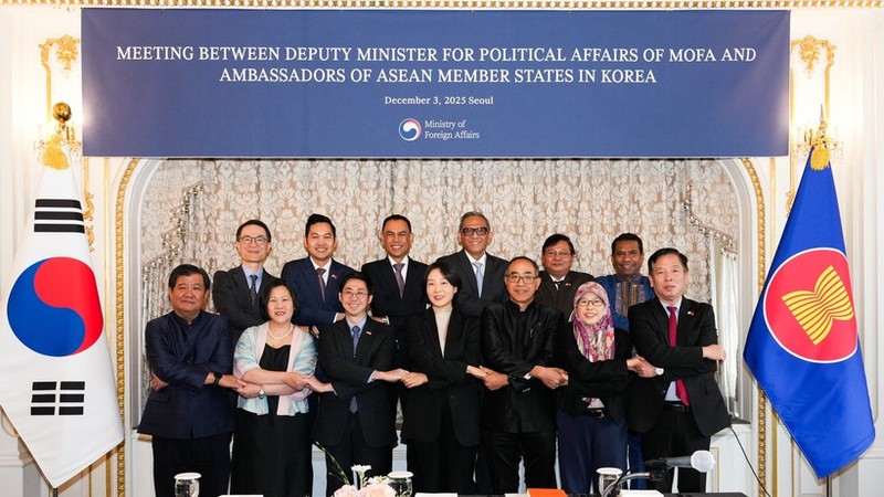 韩国外交部次官补郑义慧和东盟各国驻韩大使合影。