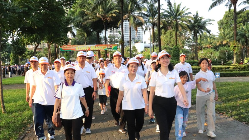 胡志明市德润坊举行步行活动筹集逾39亿元关照弱势群体