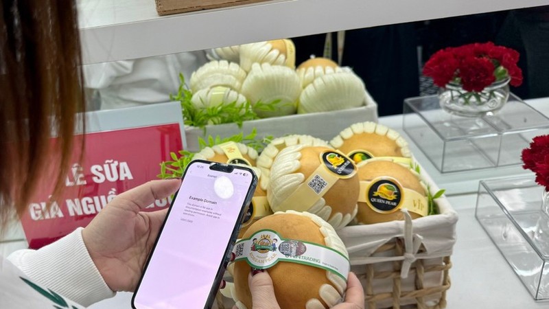 消费者查看产品的产地和来源。