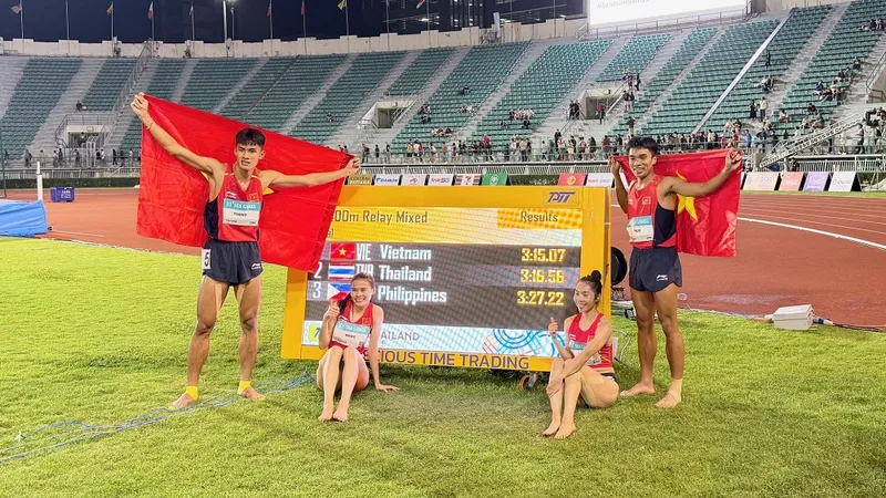 Các tuyển thủ tiếp sức 4x400m hỗn hợp nam nữ của Việt Nam đã giành HCV. Ảnh: DŨNG PHƯƠNG