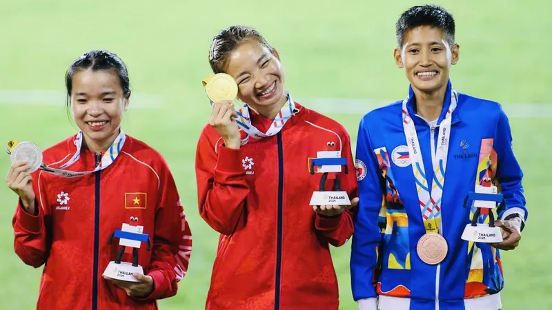Nguyễn Thị Oanh đã có tấm HCV đầu tiên trong nội dung 5.000m nữ tại SEA Games 33-2025. Ảnh: DŨNG PHƯƠNG
