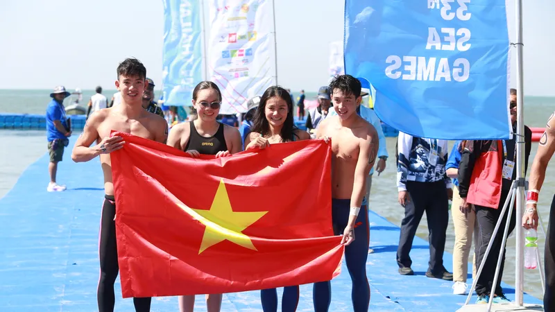 Đội bơi tiếp sức mặt nước mở của Việt Nam đã giành HCV. Ảnh: DŨNG PHƯƠNG