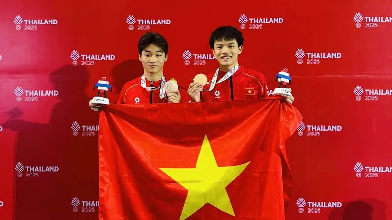 Hai tuyển thủ nhảy cầu của Việt Nam đã giành HCĐ quý giá. Ảnh: LÊ THANH