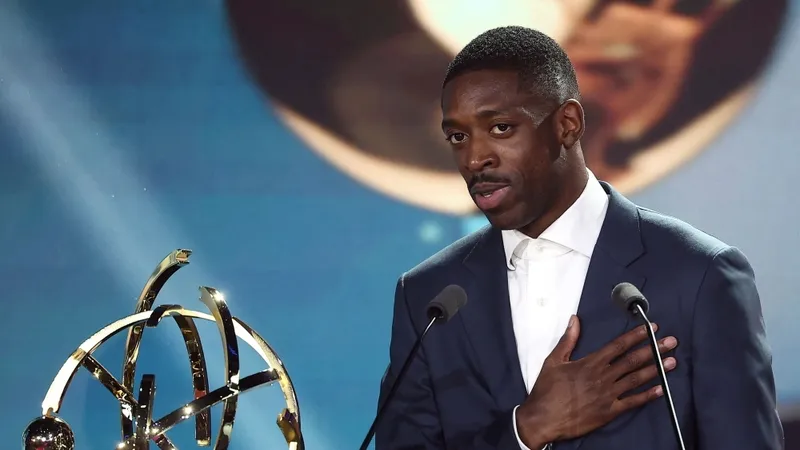 Ousmane Dembele phát biểu khi nhận giải Cầu thủ xuất sắc nhất Ligue 1 mùa bóng 2024/25. Ảnh: AFP