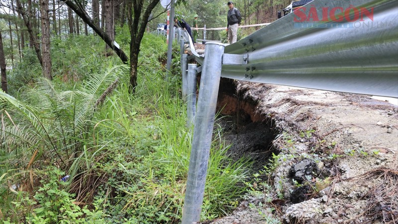 20-meter landslide on Mimosa Pass shuts multiple routes in Lam Dong