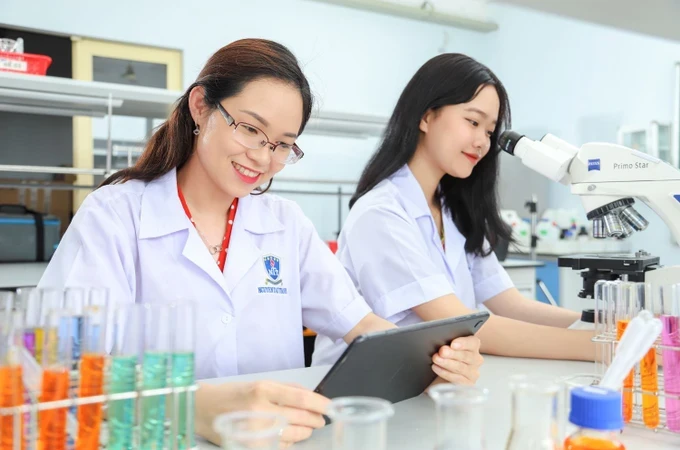 Students of the health sciences in Nguyen Tat Thanh University in their practice session