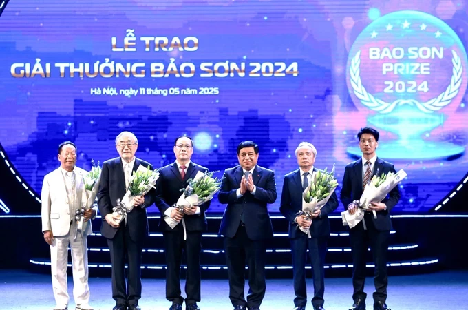 Deputy Prime Minister Nguyen Chi Dung and President of Bao Son Fund are congratulating the winners of Bao Son Prize
