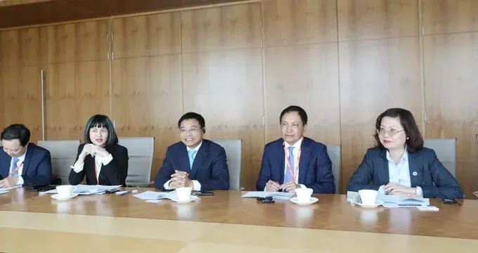 Minister of Finance Nguyen Van Thang during the working session in London 