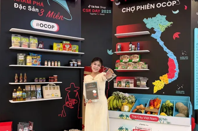 KOC Phương Oanh Daily during a livestream for the “OCOP Market – Specialties of 3 Regions” event (Photo: Courtesy of the influencer's Facebook page)