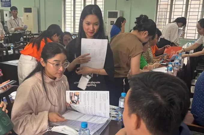 Tax authorities in HCMC are coordinating with solution providers to guide and support business households in the conversion (Photo: SGGP)