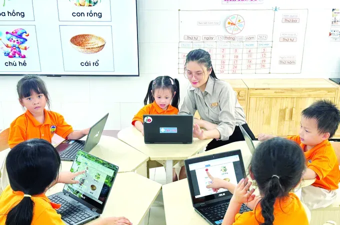 Teachers and learners at Hoa Lu Kindergarten in Sai Gon Ward of HCMC during a lesson applying artificial intelligence (Photo: SGGP)