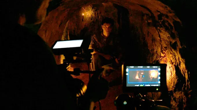 Lacking professional studios, the film crew of “Dia Dao - Mat Troi trong Bong Toi” (Tunnels – Sun in the Darkness) faces numerous challenges regarding setting and context