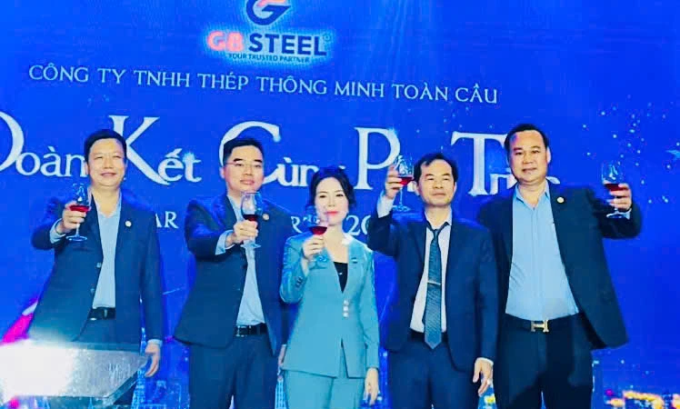 Các lãnh đạo GB Steel chung vui cùng CB-CNV tại lễ tổng kết