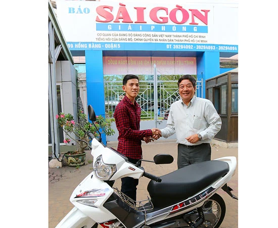 Trao thưởng xe gắn máy cho khán giả may mắn