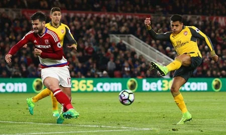 Arsenal cũng dùng 3 trung vệ