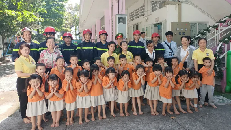 Hoạt động trải nghiệm phòng cháy chữa cháy của các cháu Trường Mầm non Hoa Lư (phường Sài Gòn, TPHCM) 