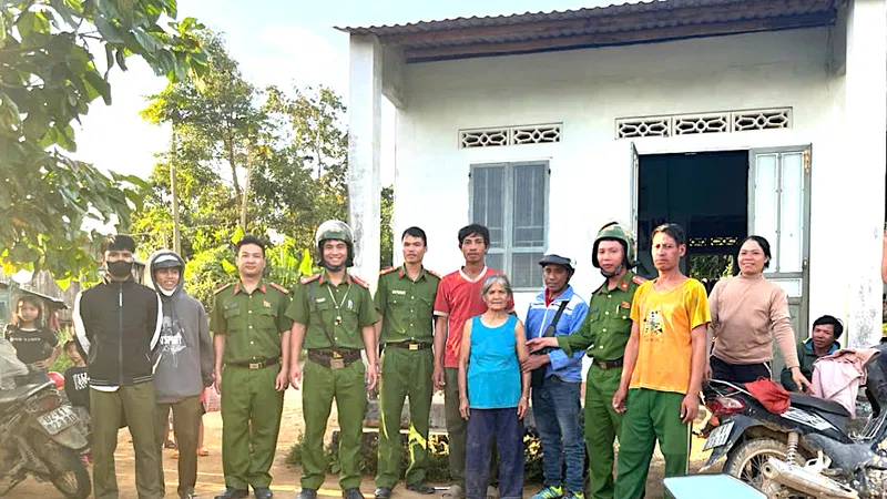 Quảng Ngãi: Công an băng rừng tìm được cụ bà 95 tuổi đi lạc