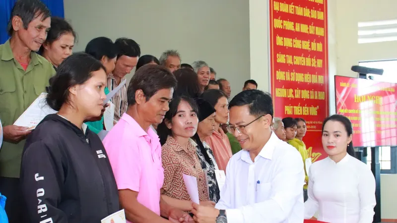 Ông Phạm Văn Phương, Bí thư Đảng ủy xã Ia Hiao, tỉnh Gia Lai trao thư cảm ơn người dân hiến đất