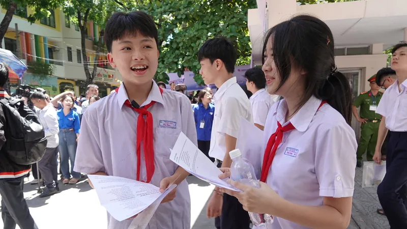 Thí sinh dự thi tại điểm Trường THPT Trần Phú (quận Hải Châu, TP Đà Nẵng) phấn khởi với đề thi môn Ngữ văn