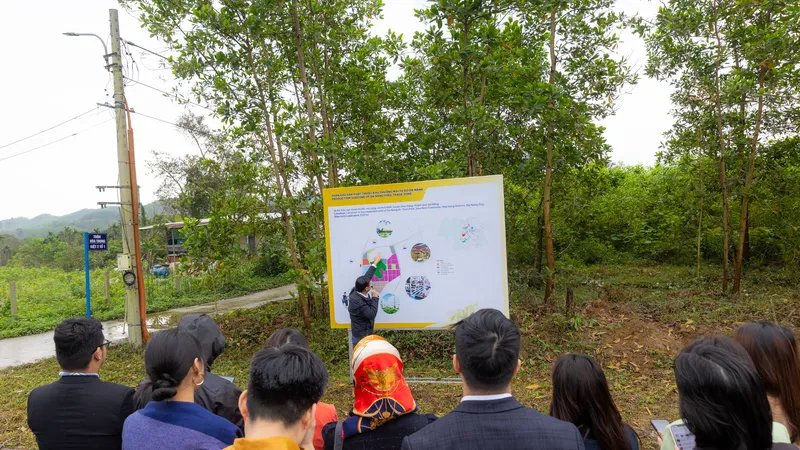 Một số nhà đầu tư tham quan phân khu sản xuất dự kiến thuộc Khu Thương mại Tự do TP Đà Nẵng
