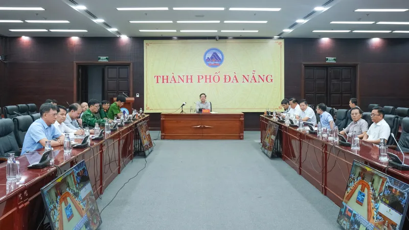 Toàn cảnh cuộc họp của Ban Chỉ đạo Phòng thủ dân sự quốc gia trực tuyến với các địa phương triển khai công tác ứng phó với bão số 12 tại điểm cầu Đà Nẵng. Ảnh: XUÂN QUỲNH