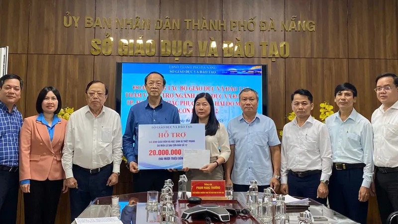 Đoàn công tác của Bộ GD-ĐT thăm, hỗ trợ ngành giáo dục Đà Nẵng khắc phục thiệt hại do mưa lũ. Ảnh: XUÂN QUỲNH