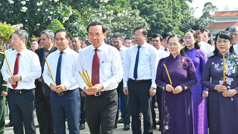 Lãnh đạo TPHCM dâng hoa, dâng hương tưởng nhớ Mẹ Việt Nam anh hùng, Anh hùng liệt sĩ