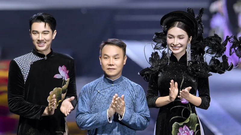 NTK Nguyễn Việt Hùng (giữa) gửi tình yêu đến Huế qua các bộ sưu tập mới