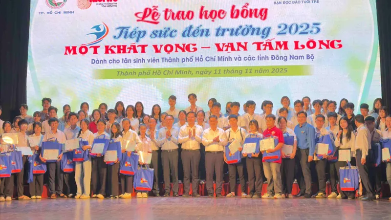 Trao 275 suất học bổng “Tiếp sức đến trường” cho tân sinh viên khó khăn