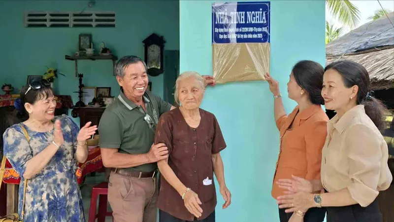 Đại diện bạn đọc cùng lãnh đạo chính quyền địa phương khánh thành, bàn giao căn nhà tình nghĩa cho bà Trần Thị Xệ