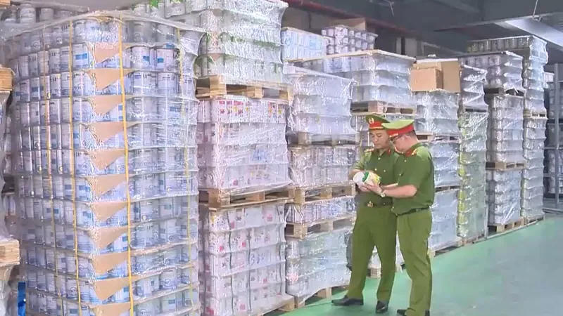 Cơ quan công an kiểm tra kho sữa giả tại Hà Nội