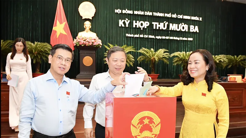 Đại biểu HĐND TPHCM khóa X bỏ phiếu tín nhiệm đối với các chức danh do HĐND TPHCM bầu. Ảnh: VIỆT DŨNG
