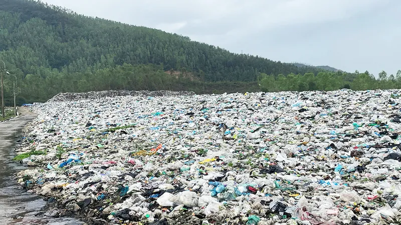 Khu vực bãi chôn lấp chất thải rắn Tây Sơn (xã Tây Sơn, Gia Lai) đầy rác thải, nước rỉ rác liên tục chảy ra ngoài