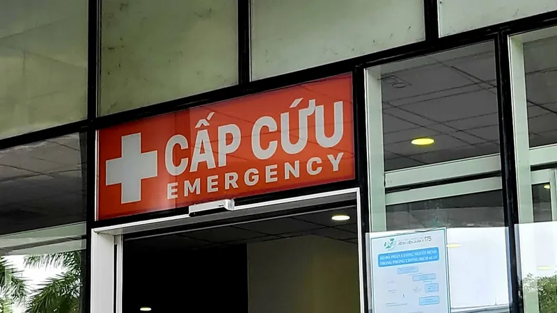 Hàng chục người ở TPHCM nhập viện nghi do ngộ độc bánh mì