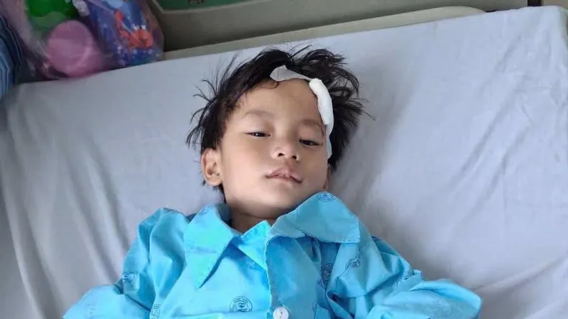 Bệnh nhi được chăm sóc tại Bệnh viện Đa khoa Thủ Đức, không có người thân bên cạnh