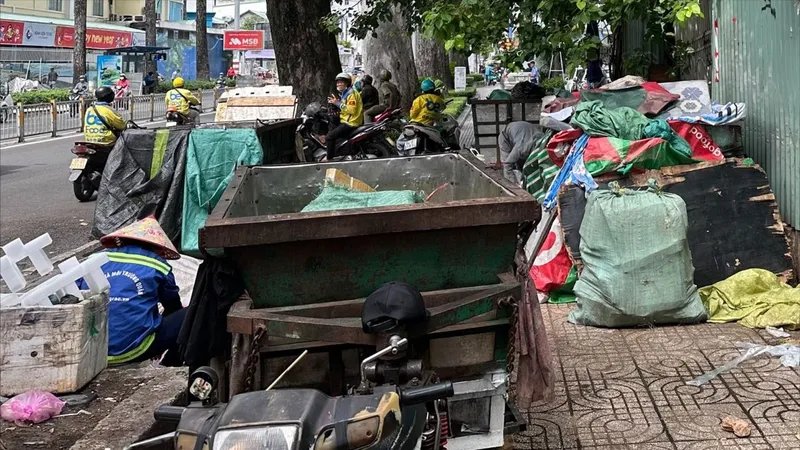 Điểm tập kết rác gây ô nhiễm, chiếm lòng đường, vỉa hè
